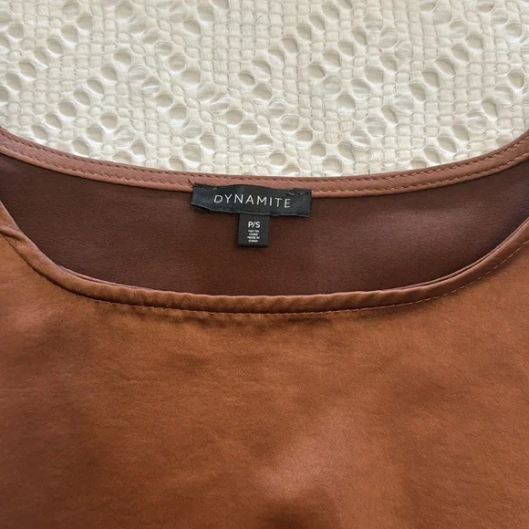 DYNAMITE Crop Top - Picture 2 of 2